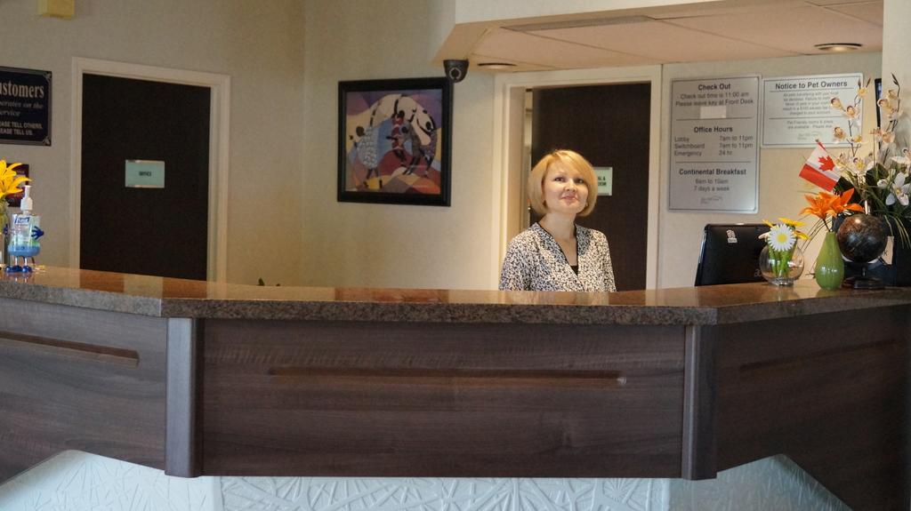 Bay Hill Inns&Suites Neepawa Exteriör bild