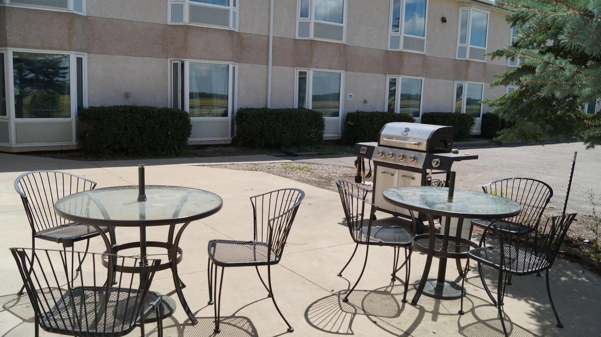 Bay Hill Inns&Suites Neepawa Exteriör bild