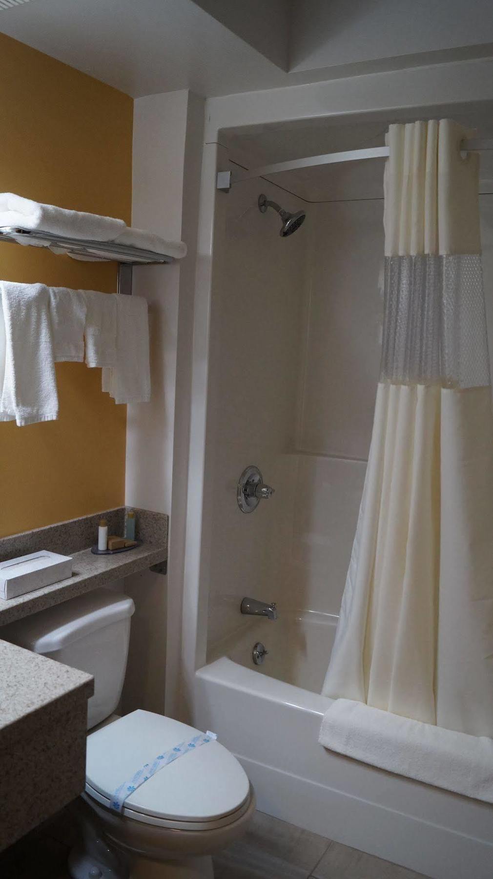 Bay Hill Inns&Suites Neepawa Exteriör bild