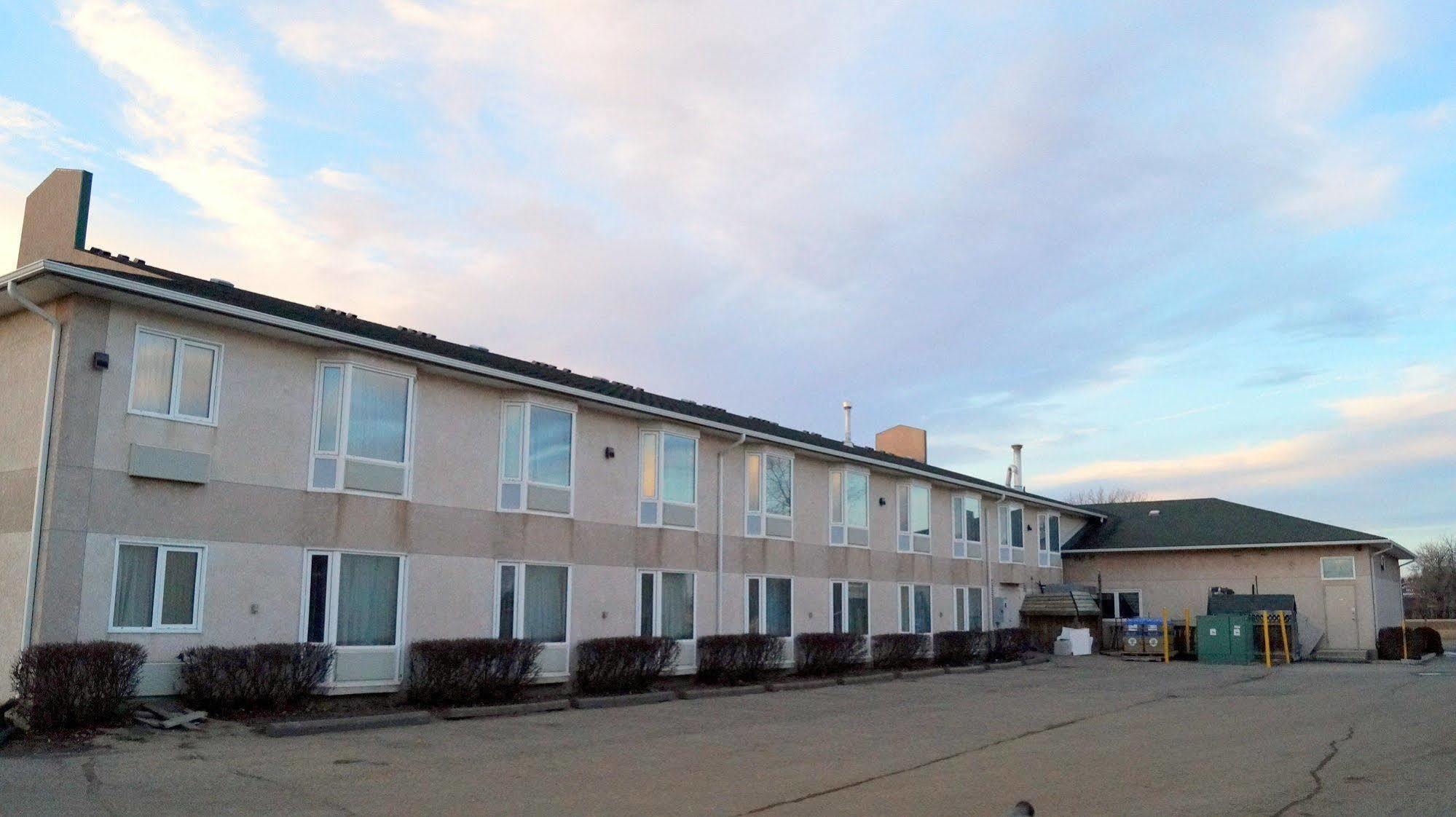 Bay Hill Inns&Suites Neepawa Exteriör bild