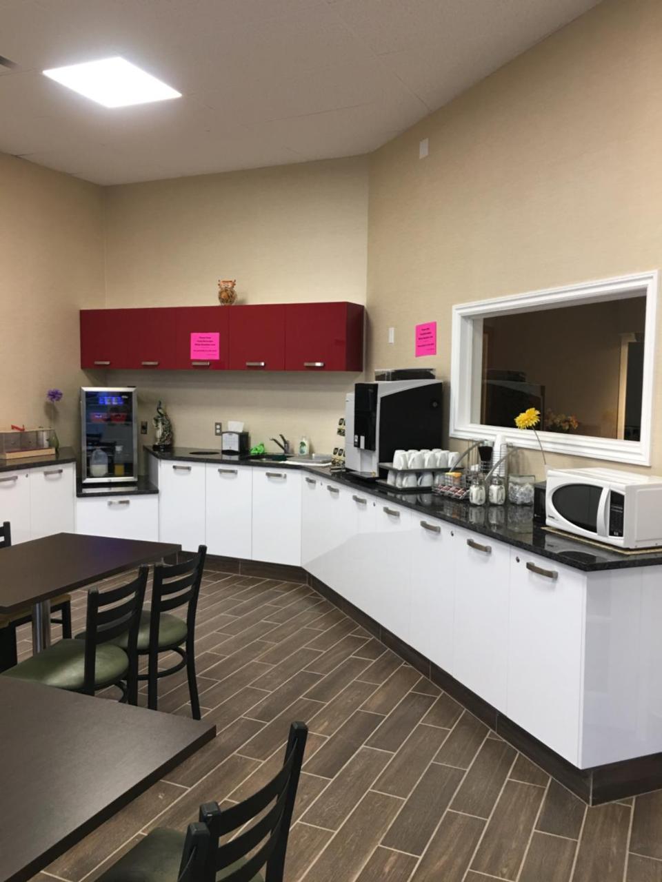 Bay Hill Inns&Suites Neepawa Exteriör bild